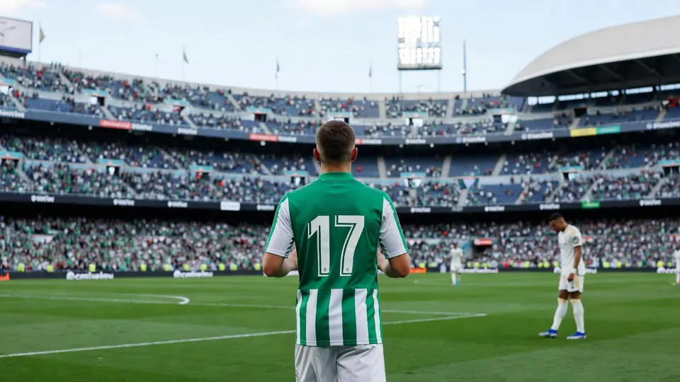 Een speler van Real Betis staat op het veld van La Cartuja