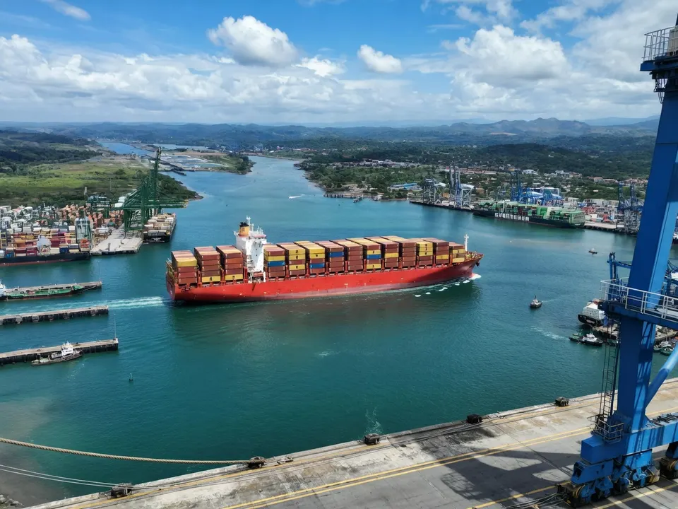Containerschip vaart door het Panamakanaal, waar droogte door El Niño de scheepvaart beperkt