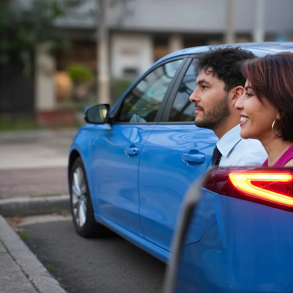 Een man en een vrouw naast een blauwe auto, gebruikt als illustratie bij de zaak in Toscane