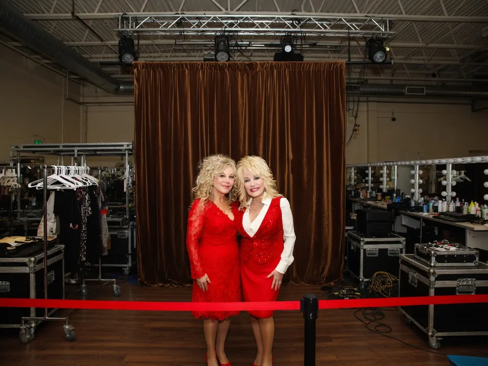 Stella Parton en Dolly Parton samen op de foto