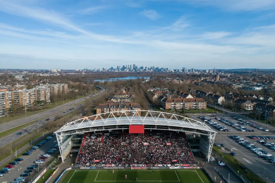 Stadion Galgenwaard van bovenaf, waar FC Utrecht tegen Go Ahead Eagles werd stilgelegd na vuurwerk op het veld
