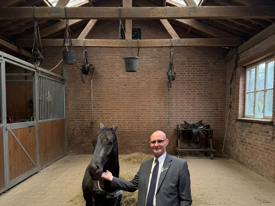 Beveiliger Berry in een paardenstal