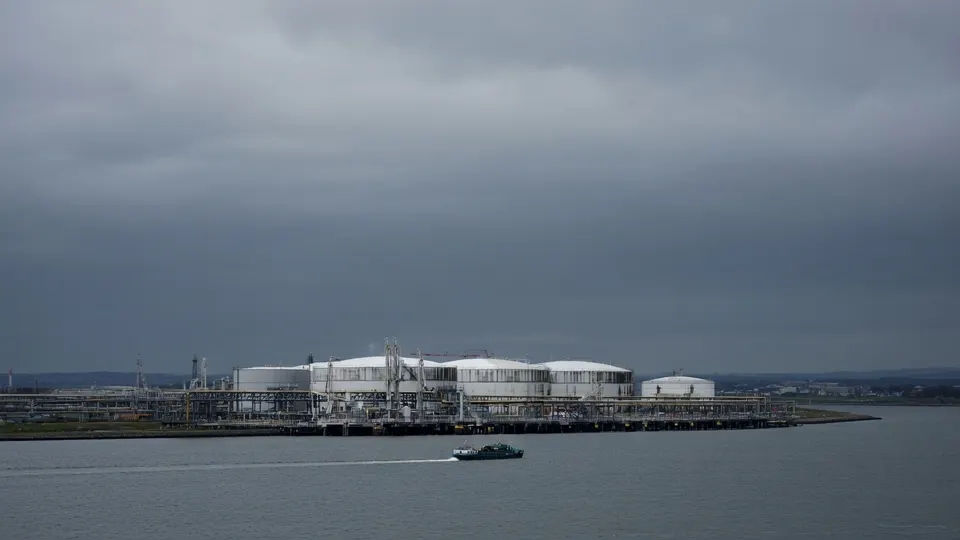 Raffinaderij aan het water bij Rotterdam, waar raffinaderijen op volle capaciteit draaien