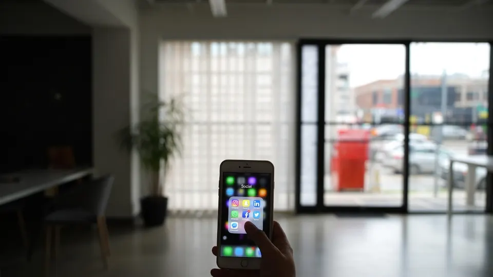 Een smartphone toont het logo van Snapchat naast een afbeelding van de app.