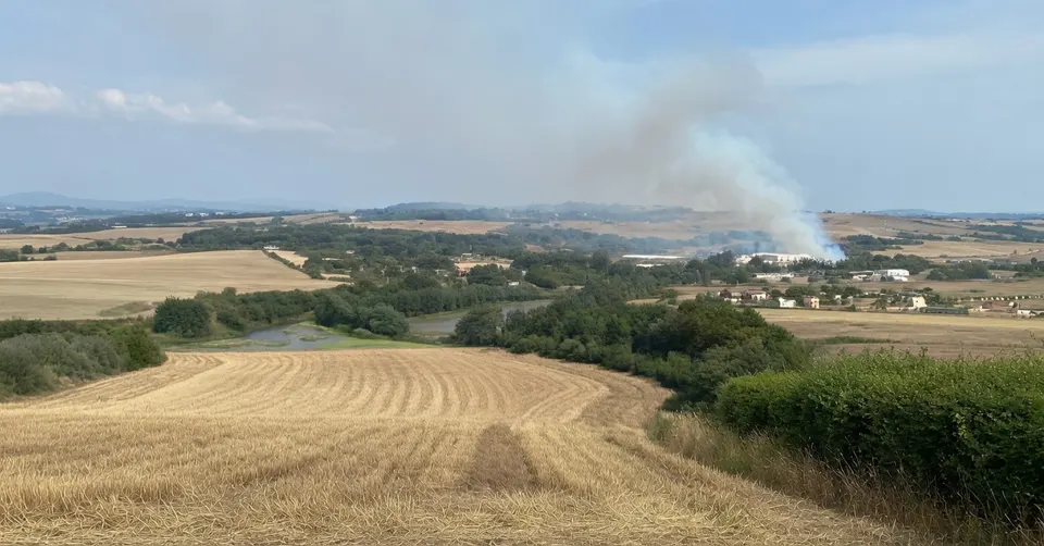 Rook stijgt op boven het terrein van munitiefabriek KNDS Ammo Italy in Colleferro, ten zuiden van Rome