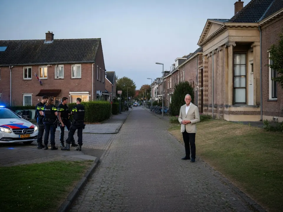 Directeur Leonard Kok van de Politieacademie bij agenten in een woonwijk