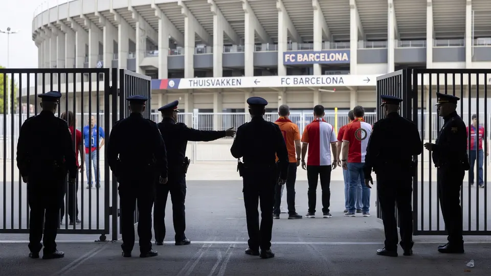Politie houdt toezicht bij de ingang van Camp Nou voor de Champions League-wedstrijd tussen Barcelona en Feyenoord