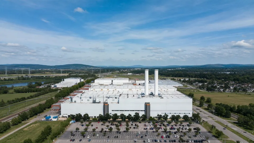 Luchtfoto van de Volkswagen-fabriek in Osnabrück, die wordt omgebouwd voor defensieproductie