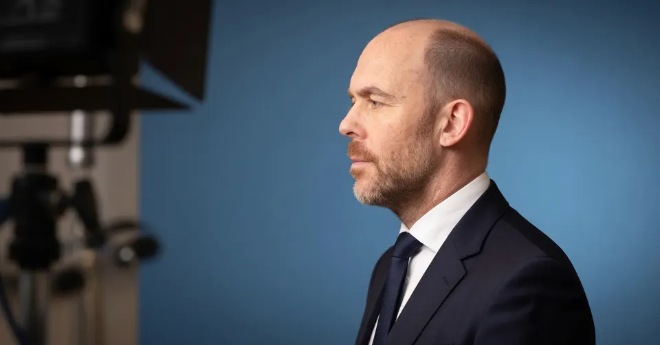 Asielminister Bart van den Brink tijdens een persmoment