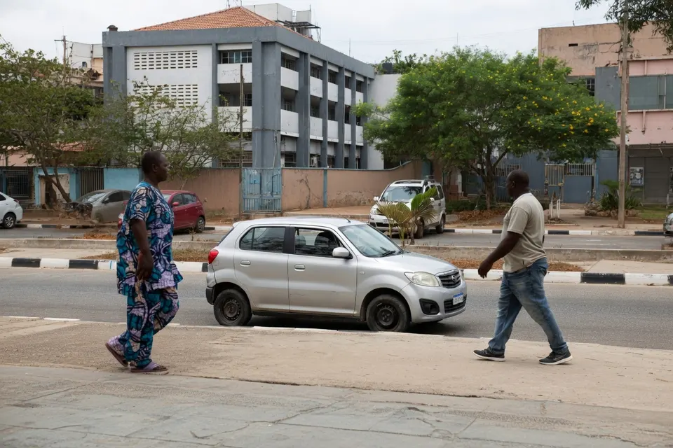 Een auto rijdt door een straat in Lagos, waar Uber onverwacht zijn activiteiten heeft beëindigd