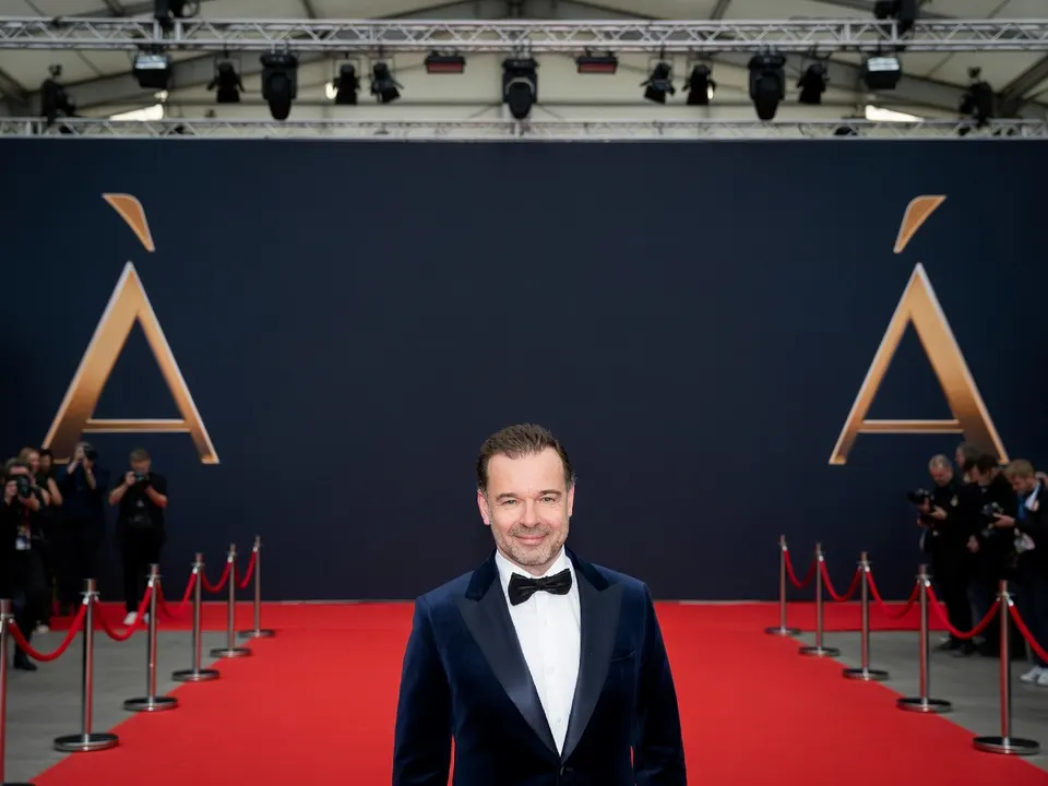 Peter van der Vorst is te zien tijdens een televisieoptreden.