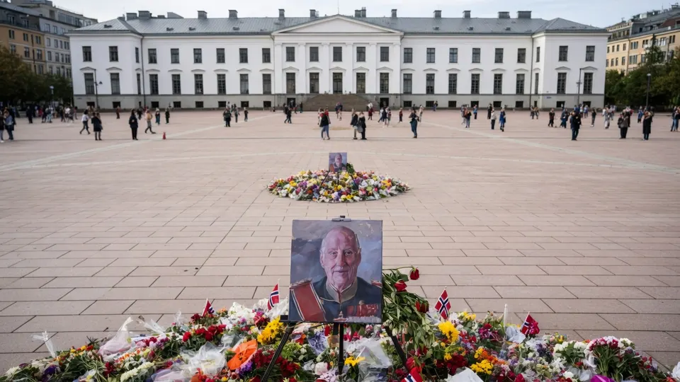 Bloemen en een portret van koning Harald voor het Koninklijk Paleis in Oslo
