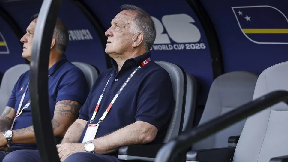 Dick Advocaat op de bank als bondscoach van Curaçao tijdens het WK
