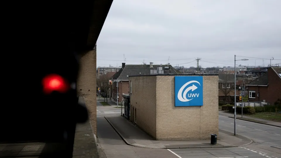 UWV-kantoor in beeld, waar 13.000 extra WIA-uitkeringen handmatig worden gecontroleerd