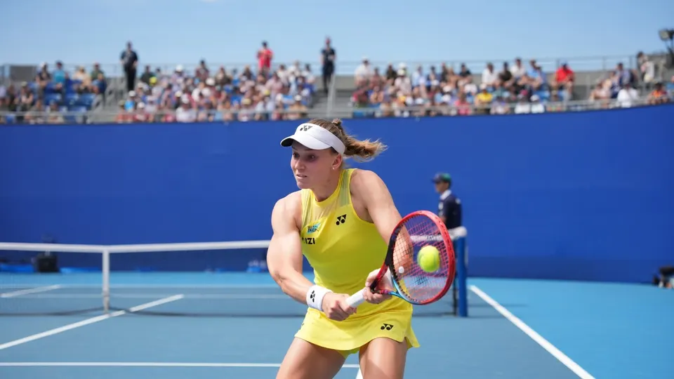 Jelena Rybakina in actie tijdens haar kwartfinale tegen Zheng Qinwen op de US Open