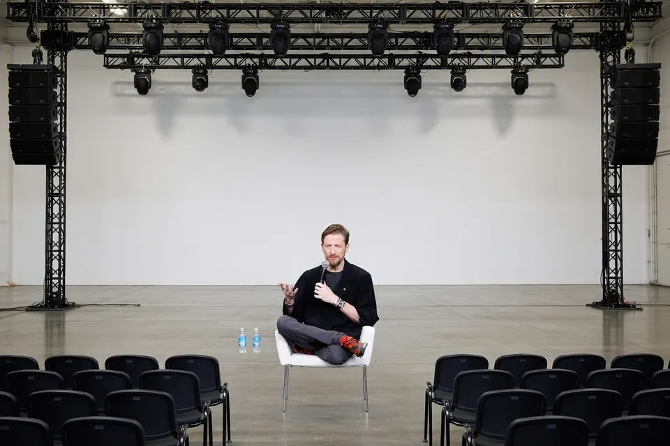 Matt Mullenweg zit alleen in een lege zaal