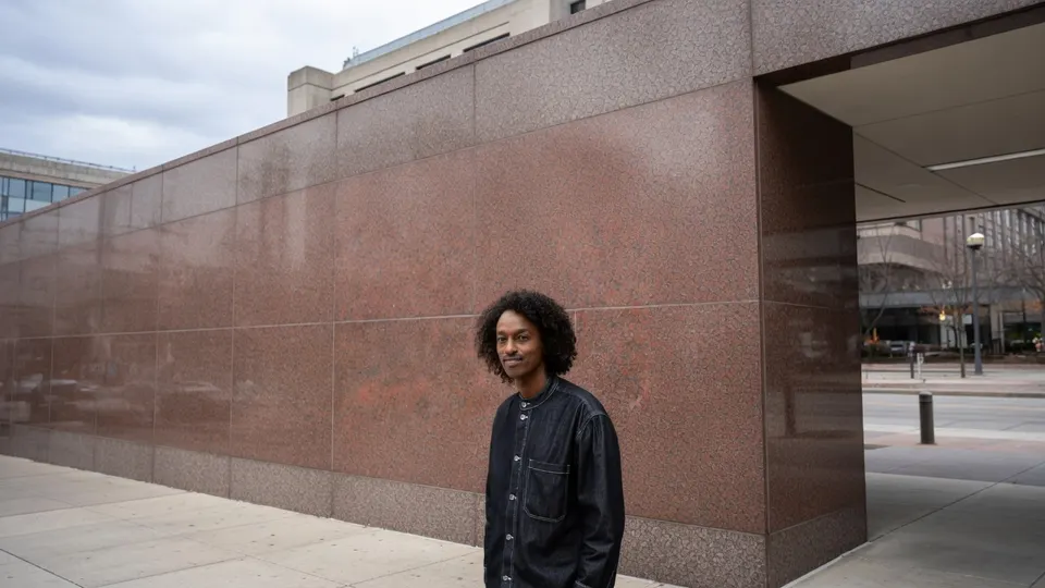 K'naan buiten de rechtbank in Canada