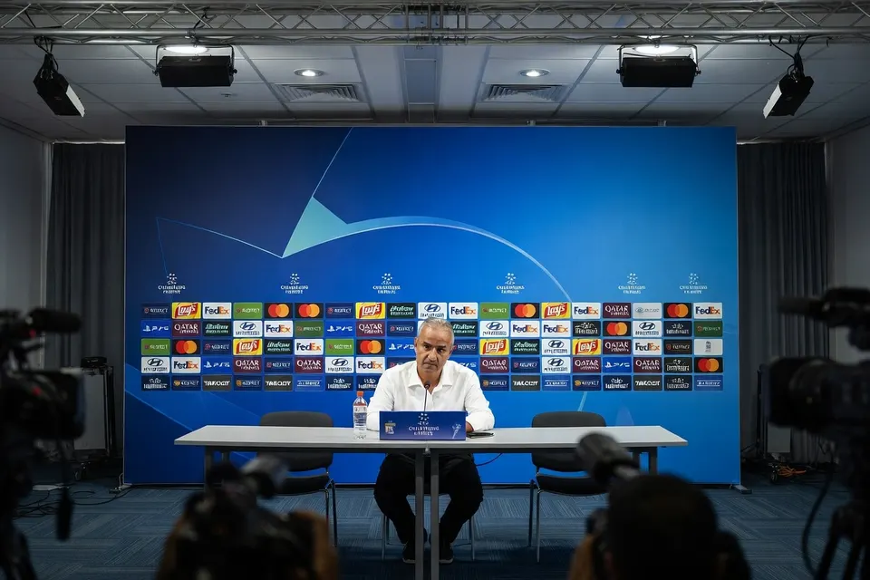 Ismail Kartal tijdens de persconferentie na het gelijkspel van Fenerbahçe tegen AS Roma
