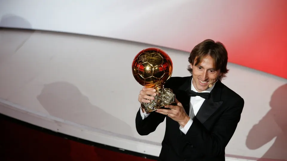 Luka Modric poseert met de prijs voor beste voetballer van het jaar