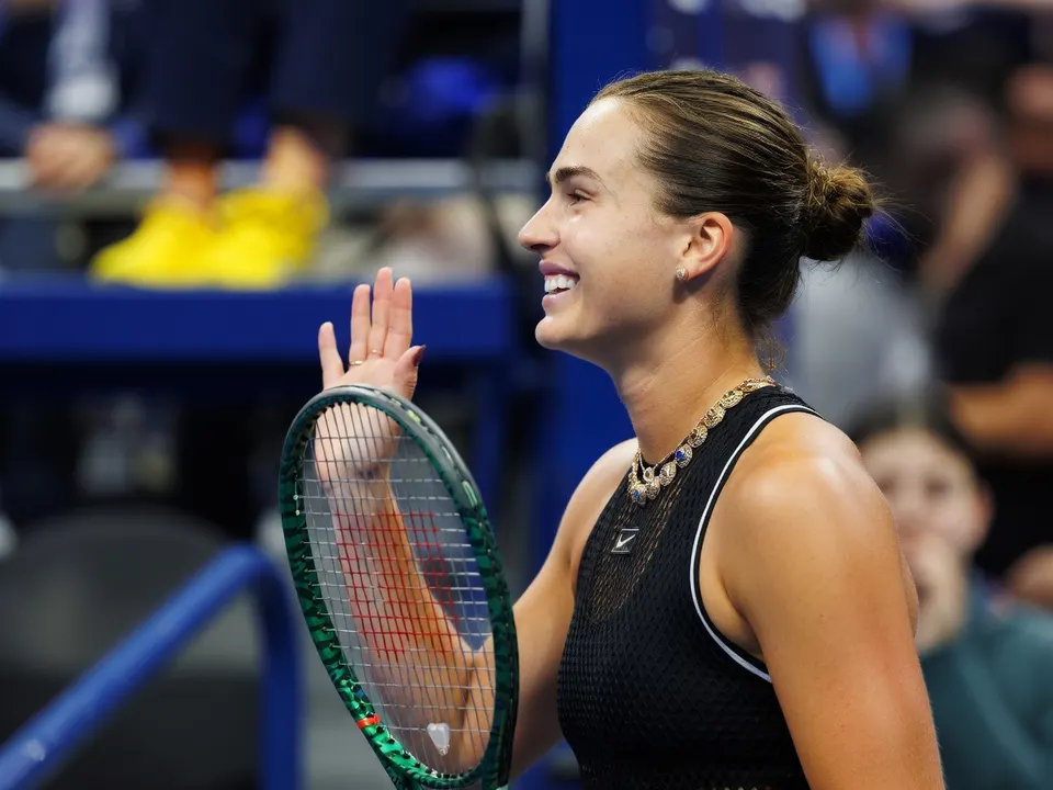 Elena Rybakina viert haar overwinning op Coco Gauff in de halve finale van de US Open