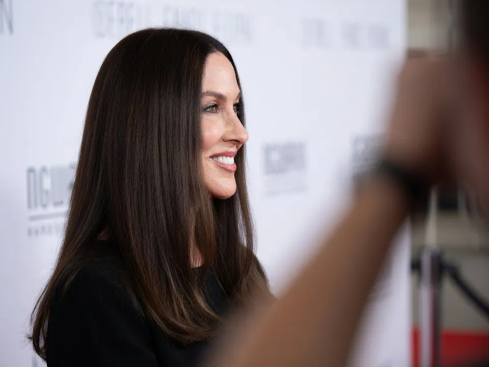 Alanis Morissette poseert tijdens een evenement