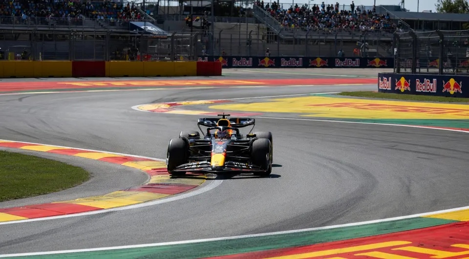 Max Verstappen rijdt tijdens de eerste training op de nieuwe Madring in Madrid