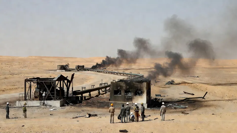 Rook stijgt op bij beschadigde pompstations van een oliepijpleiding in Saoedi-Arabië