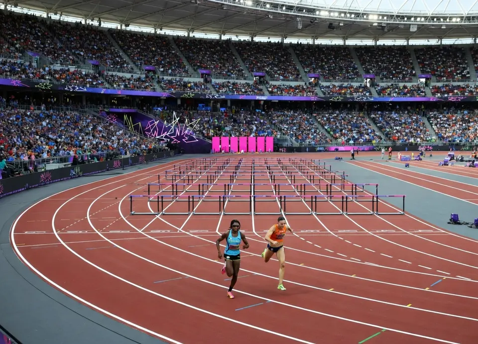 Nadine Visser (rechts) finisht als derde op de 100 meter horden in Boedapest