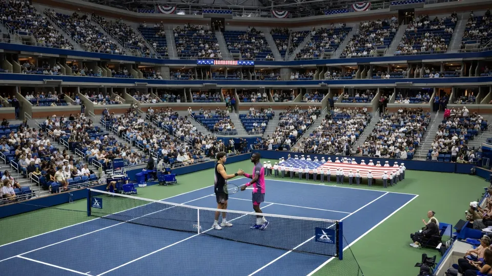 Ben Shelton en Frances Tiafoe begroeten elkaar na hun halve finale in het Arthur Ashe Stadium
