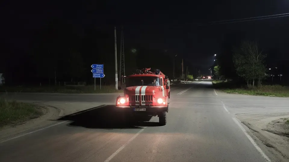 Brandweerwagen bij de opslag van wapenfabrikant EMCO in Bulgarije