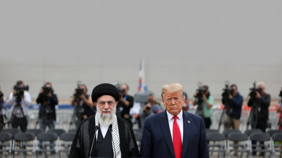Donald Trump en ayatollah Ali Khamenei tijdens een ontmoeting