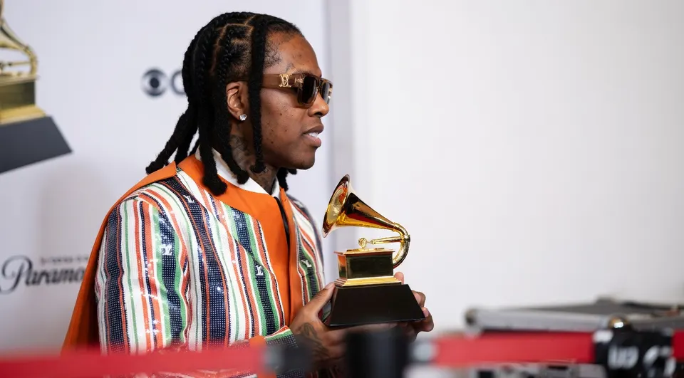 Lil Durk met een Grammy tijdens een evenement