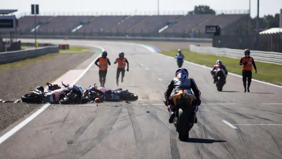 Motorcoureurs ontwijken gevallen rijders na een crash in de eerste bocht van de Moto2-race in Misano