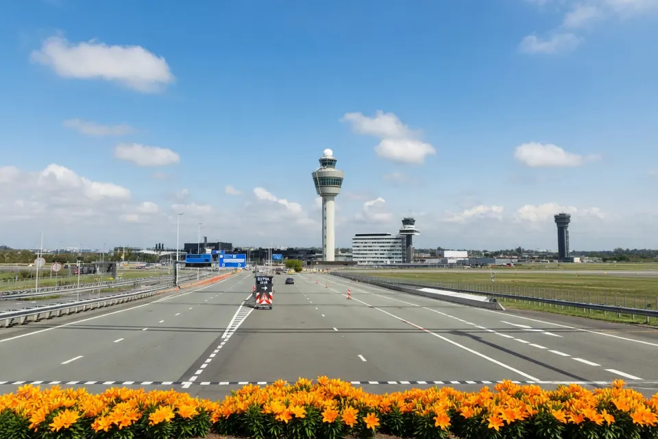 Zicht op de verkeerstoren en start- en landingsbanen van Schiphol