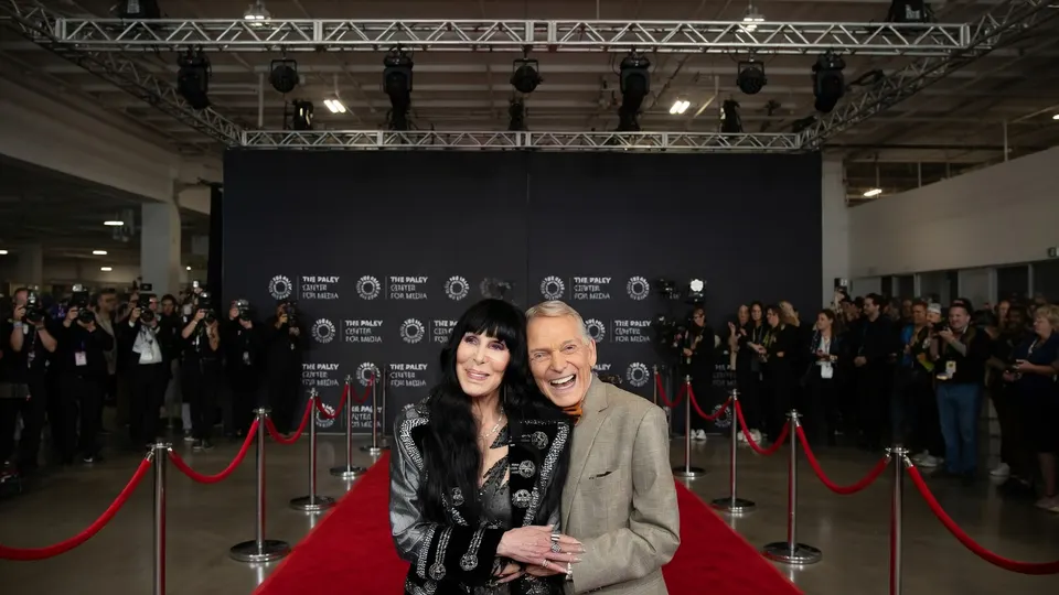 Bob Mackie en Cher op de rode loper