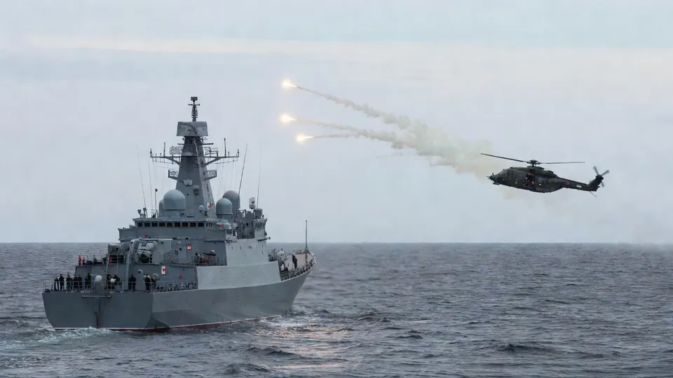 Russisch fregat vuurt lichtkogels af in de richting van een Deense legerhelikopter