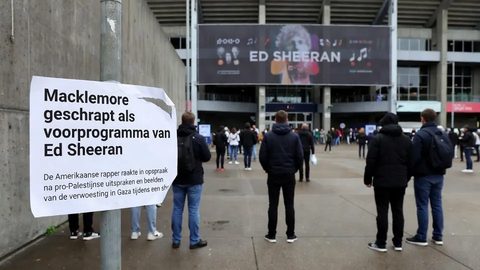 Bezoekers lopen richting een concertlocatie van Ed Sheeran, waar Macklemore als voorprogramma is geschrapt