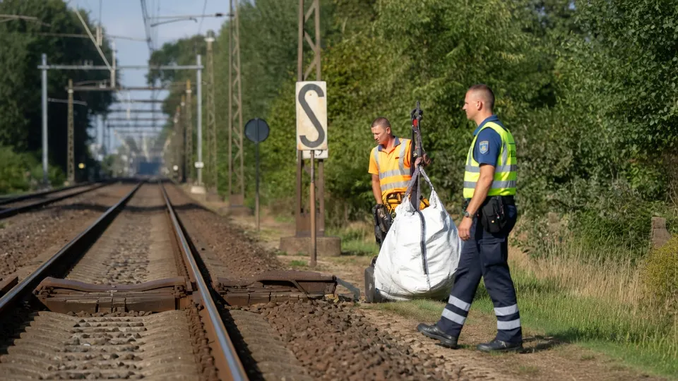 Medewerkers verwijderen materiaal langs het spoor bij Steenwijk na sabotage