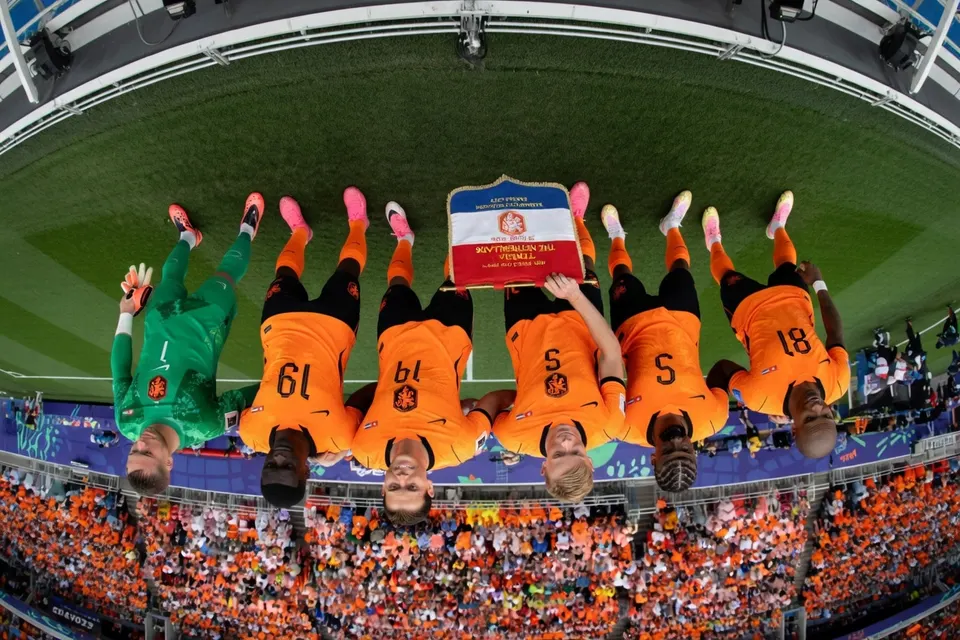 Nederlandse spelers tonen de FIFA Fair Play Award na het WK