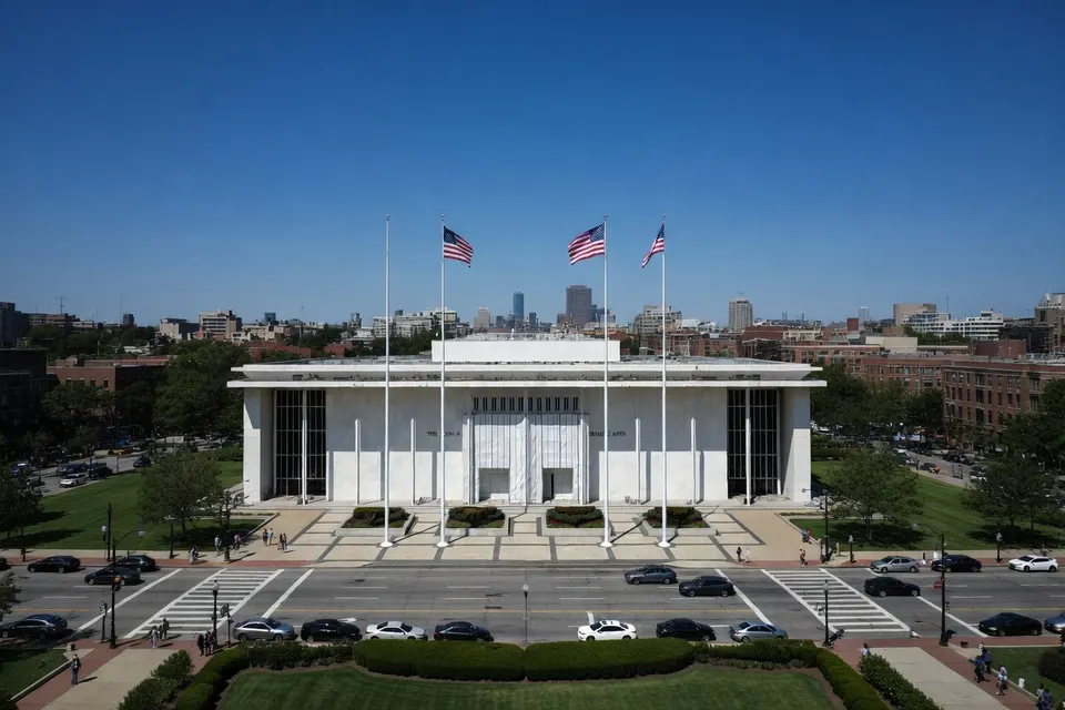Het Kennedy Center in Washington D.C. met Amerikaanse vlaggen voor het gebouw