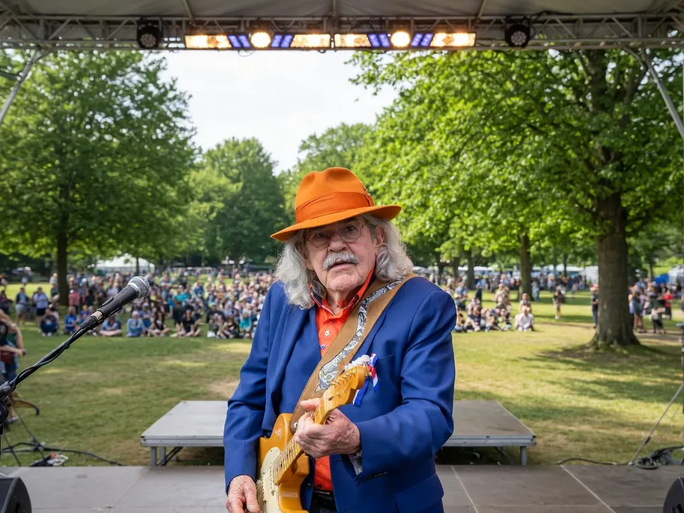 Bennie Jolink treedt op met zijn gitaar