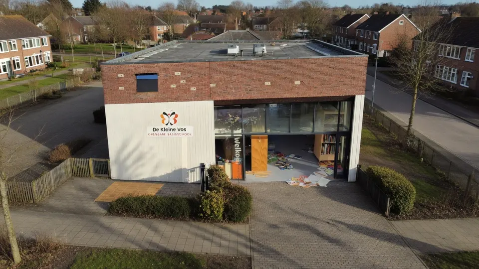 Basisschool De Kleine Vos in Mierlo, waar voor 100.000 euro aan vernielingen werd aangericht