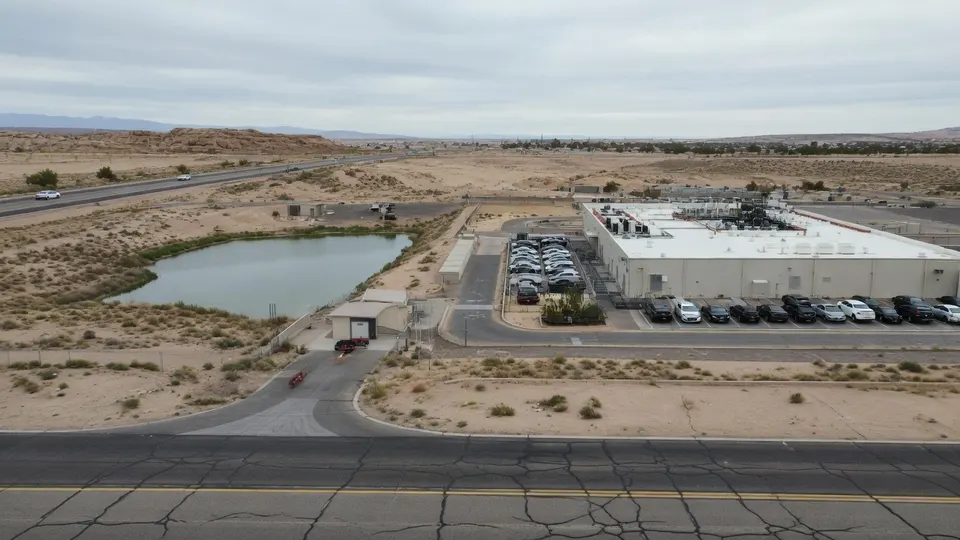 Luchtbeeld van een datacentercomplex in een droog woestijngebied