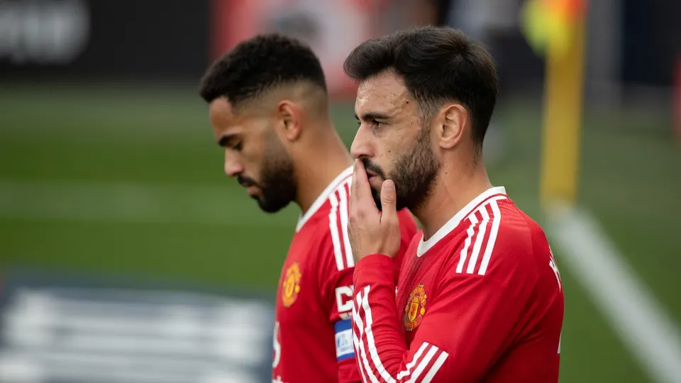 Bruno Fernandes en Matheus Cunha tijdens het duel van Manchester United met Brighton