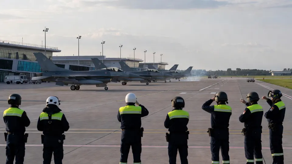 Poolse gevechtsvliegtuigen staan klaar op een militair vliegveld