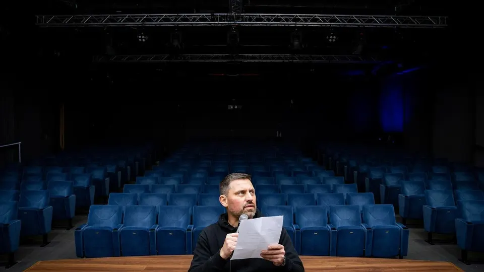 FDF-leider Mark van den Oever zit in een vrijwel lege bioscoopzaal