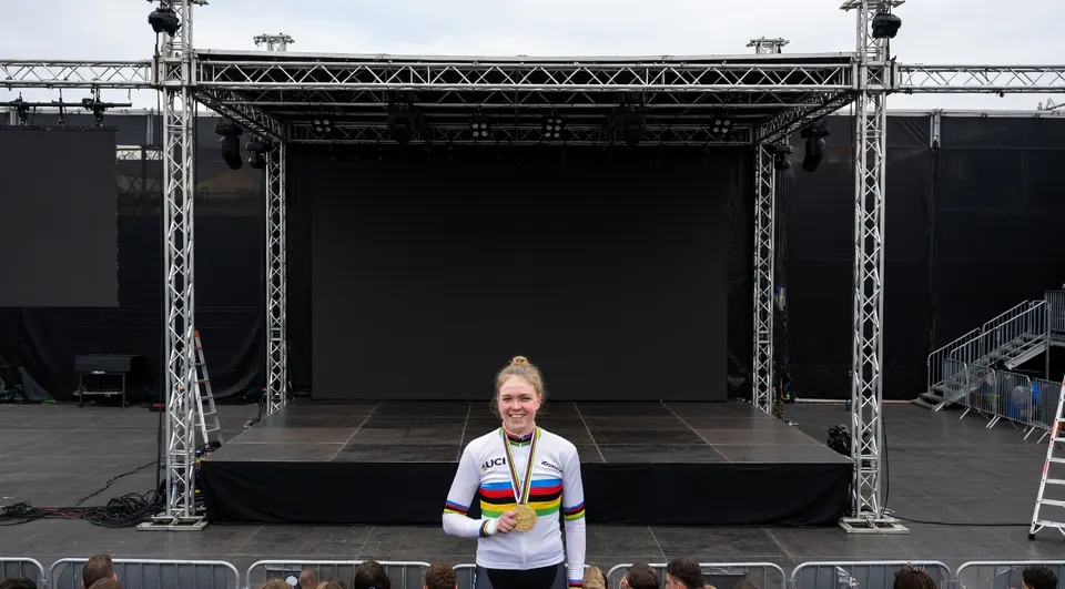 Fem van Empel voor een podium tijdens haar terugkeer in het wielrennen