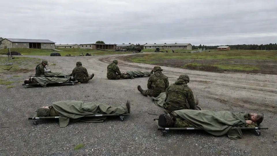 Militairen liggen tijdens een oefening op een Zweeds militair oefenterrein bij Karlsborg