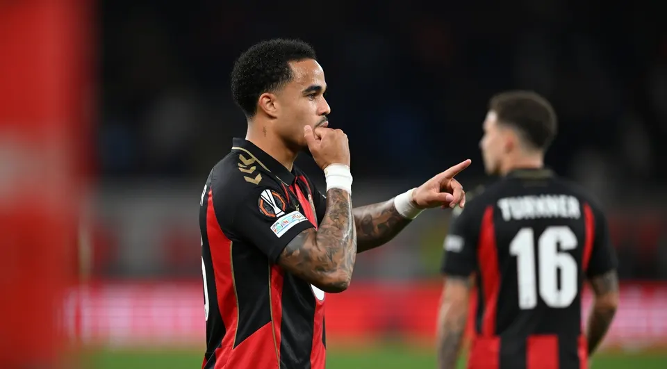 Justin Kluivert viert zijn doelpunt voor Bournemouth tegen Real Sociedad