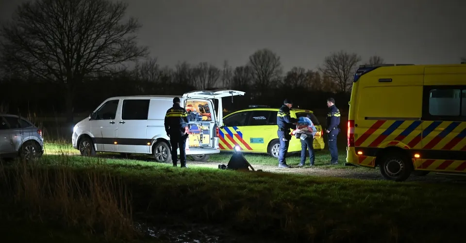 Hulpdiensten bij de Nedereindseweg in Utrecht na het schietincident met een man met messen